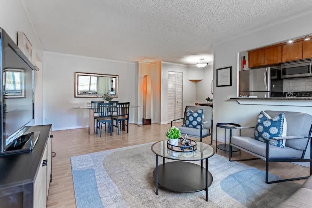 Holiday home Vibrant Downtown, King Bed, Work Desk & Kitchen *