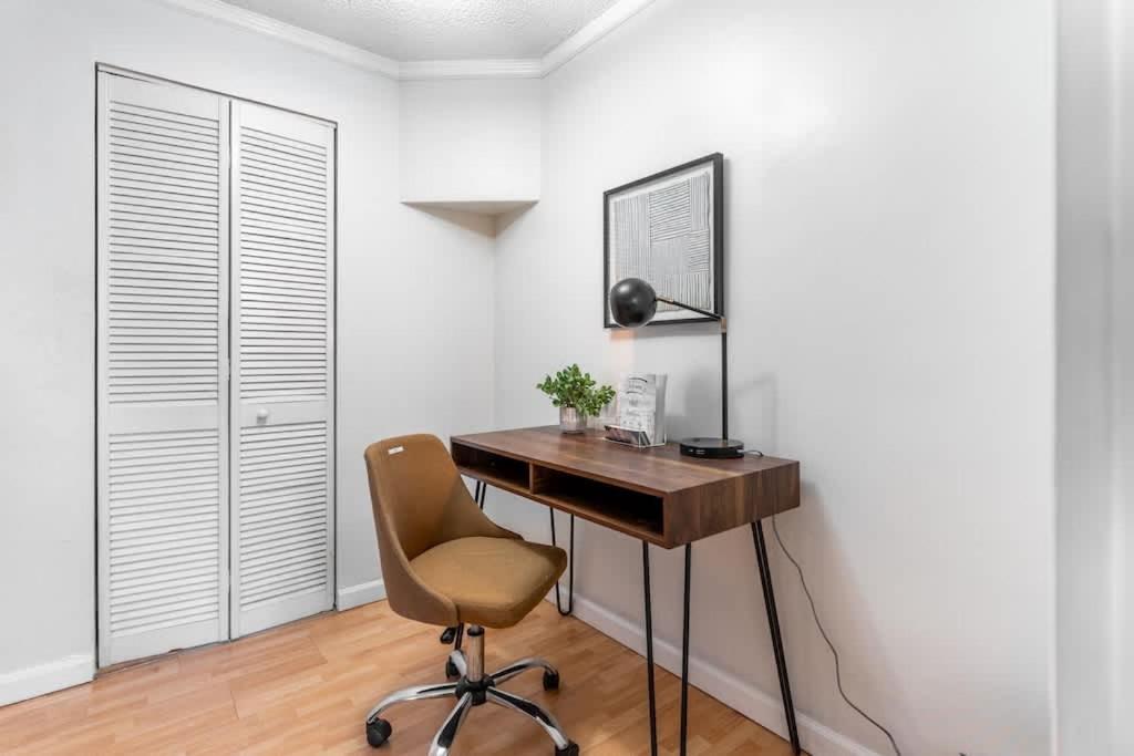 Vibrant Downtown, King Bed, Work Desk & Kitchen * Seattle
