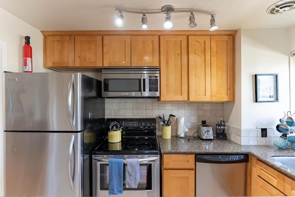 Vibrant Downtown, King Bed, Work Desk & Kitchen
