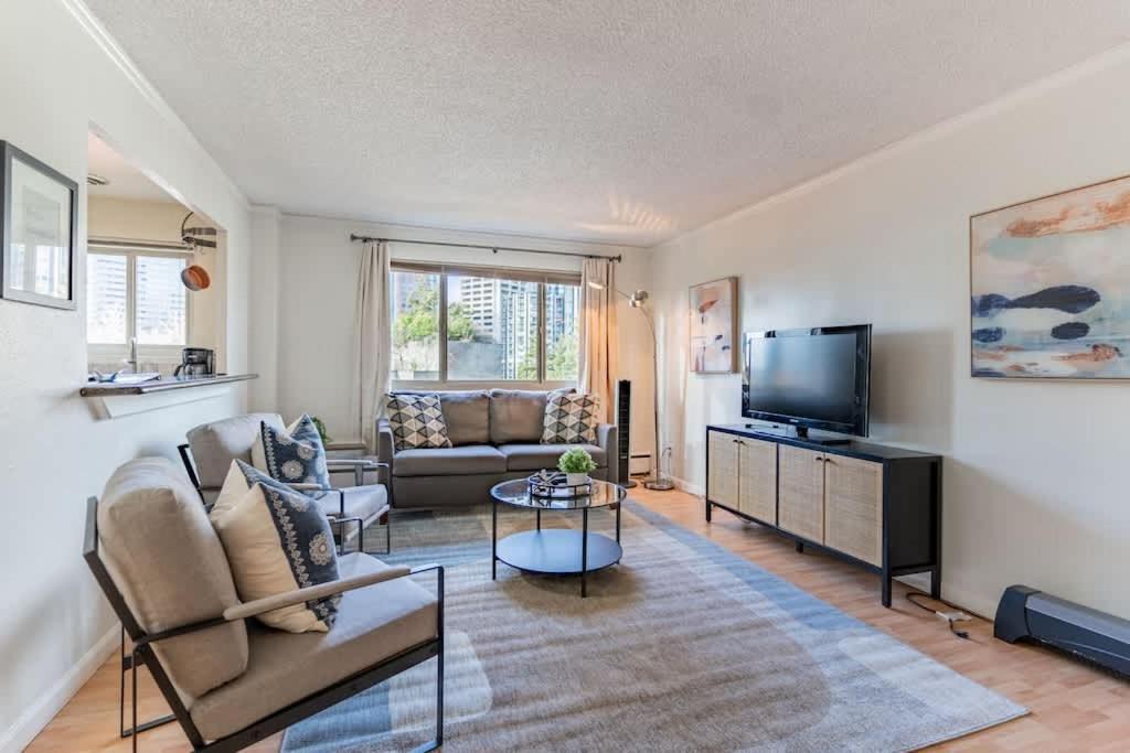 Vibrant Downtown, King Bed, Work Desk & Kitchen Holiday home