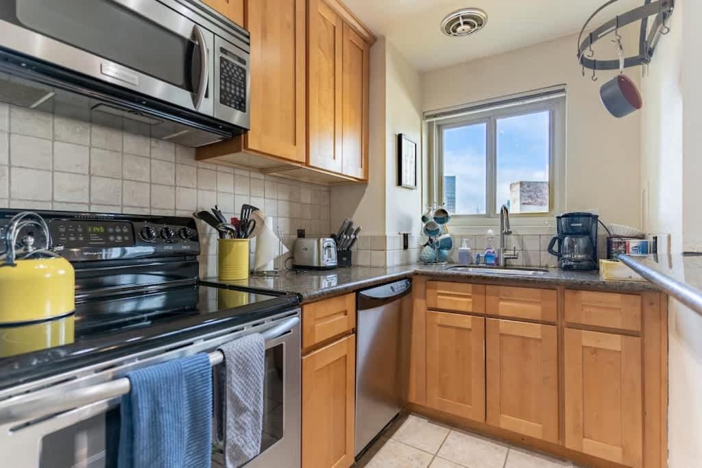 Vibrant Downtown, King Bed, Work Desk & Kitchen Holiday home *