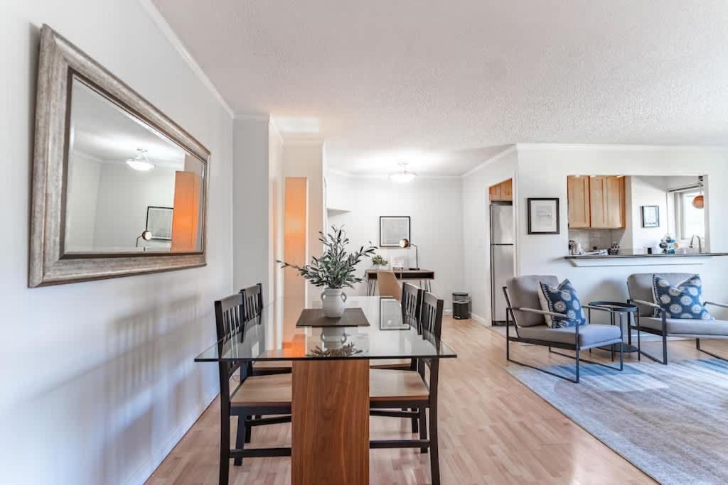 Holiday home Vibrant Downtown, King Bed, Work Desk & Kitchen *
