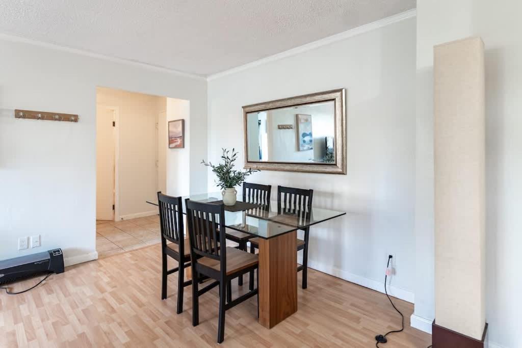 Vibrant Downtown, King Bed, Work Desk & Kitchen *