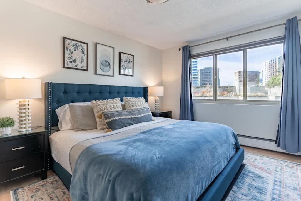 Vibrant Downtown, King Bed, Work Desk & Kitchen Holiday home