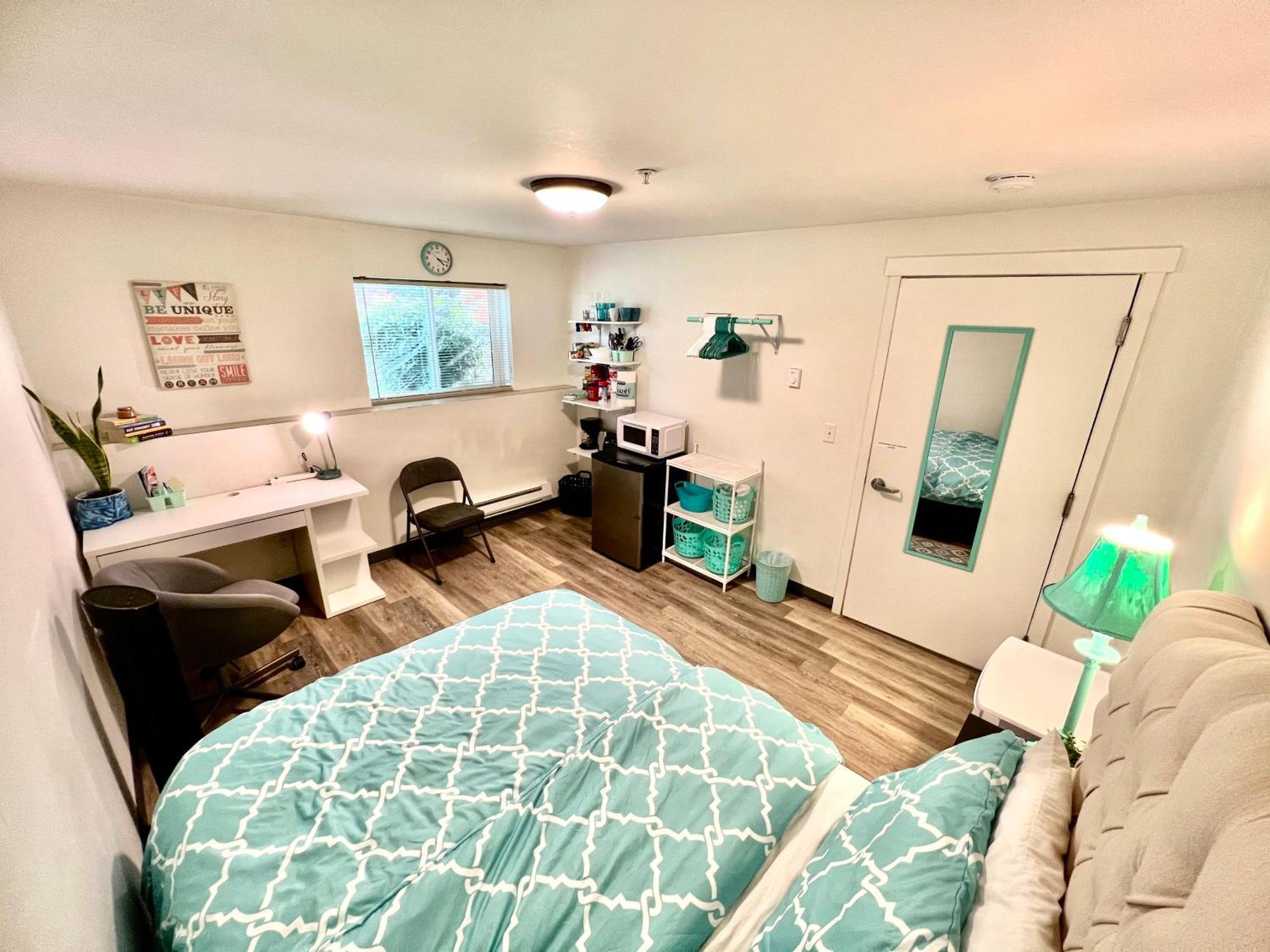 Apartment Private With Shared Bathroom With Another Unit, 10 Minutes Walk To Of Washington