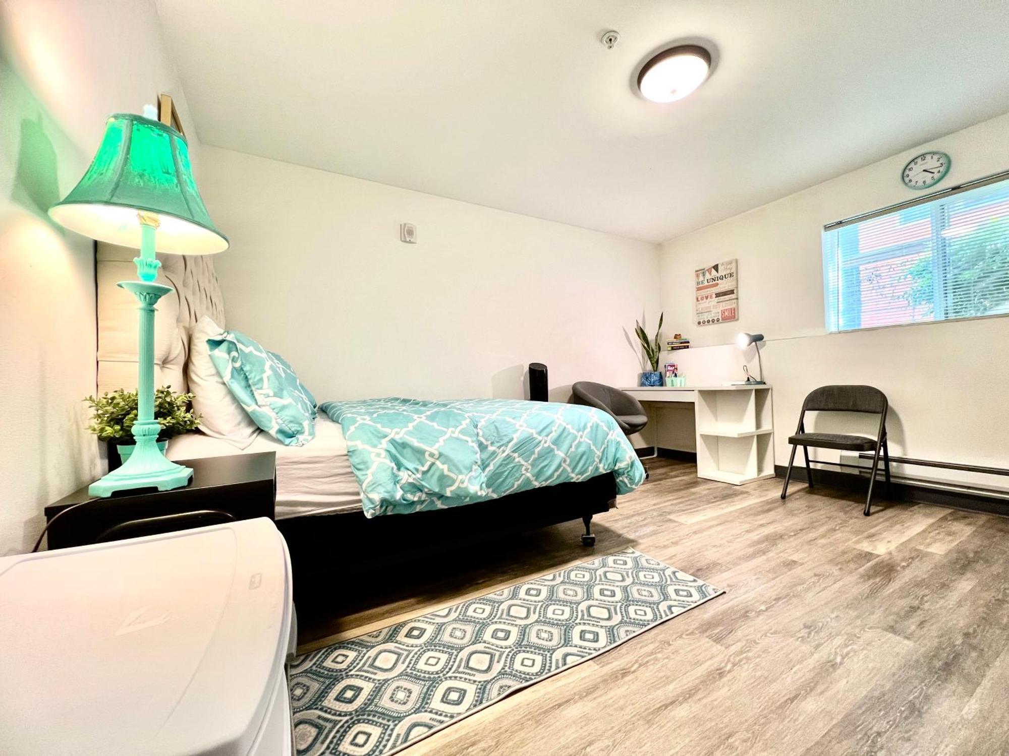 Apartment Private With Shared Bathroom With Another Unit, 10 Minutes Walk To Of Washington
