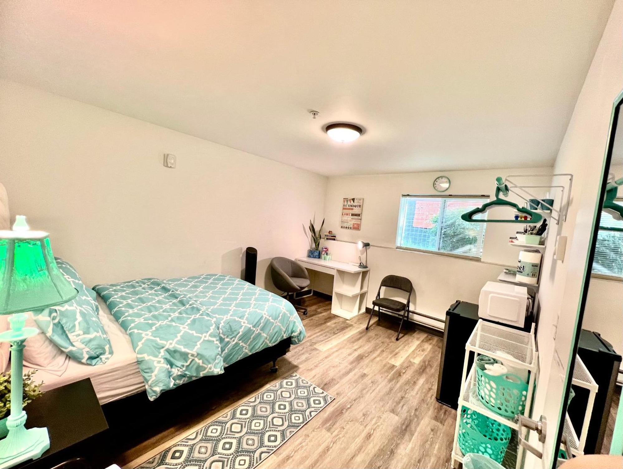 Apartment Private With Shared Bathroom With Another Unit, 10 Minutes Walk To Of Washington *
