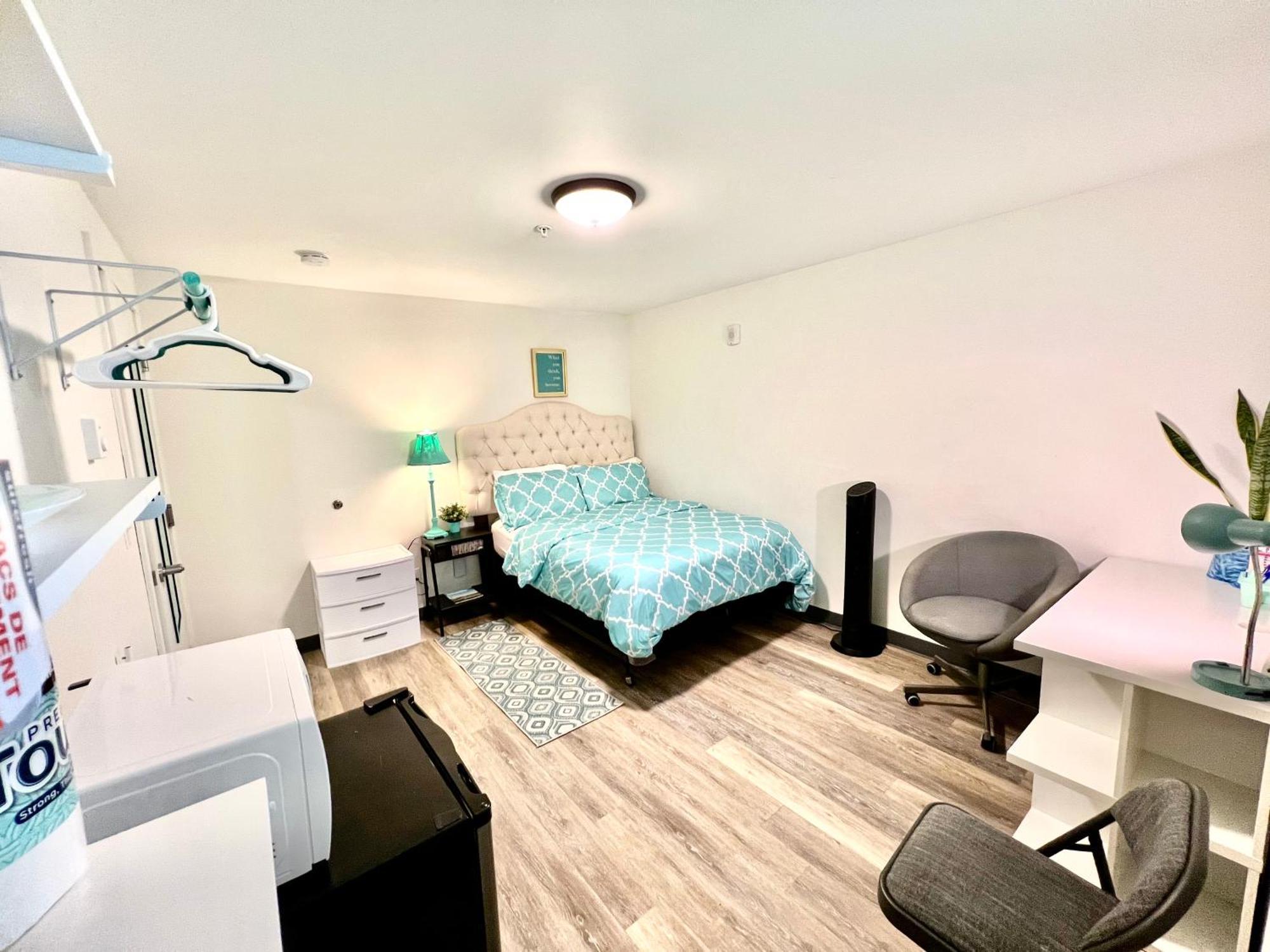 Private With Shared Bathroom With Another Unit, 10 Minutes Walk To Of Washington *