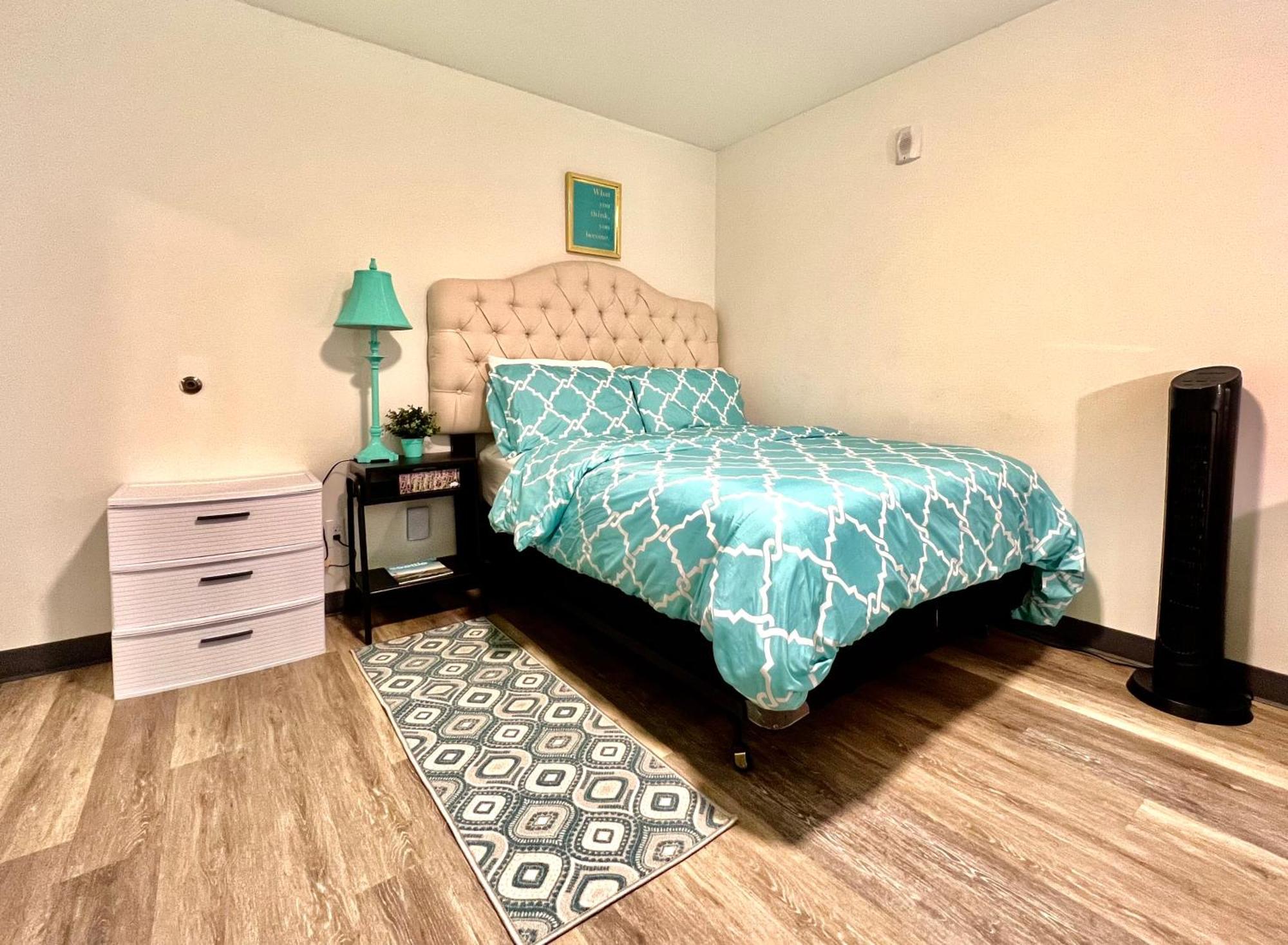 Private With Shared Bathroom With Another Unit, 10 Minutes Walk To Of Washington Seattle