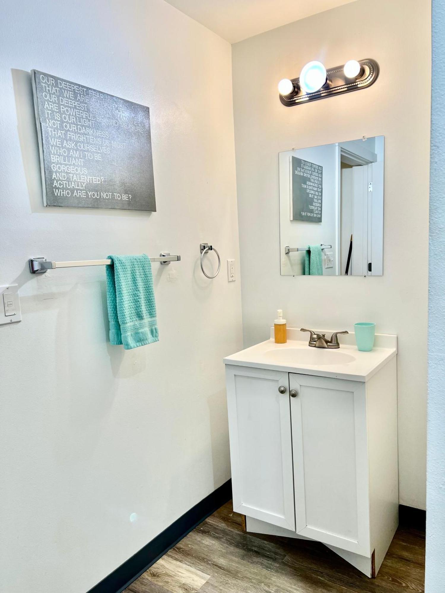 Private With Shared Bathroom With Another Unit, 10 Minutes Walk To Of Washington Seattle