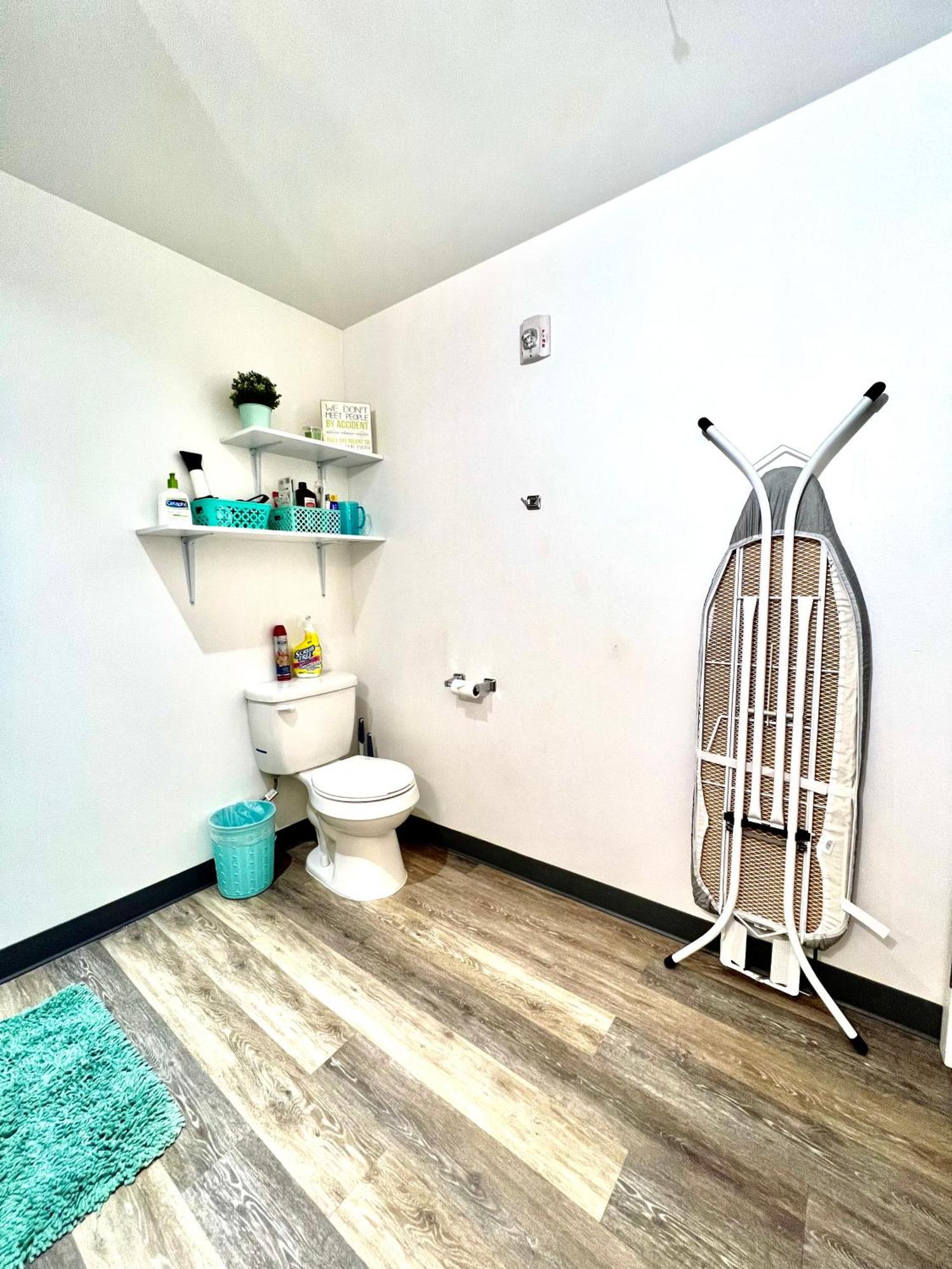 Apartment Private With Shared Bathroom With Another Unit, 10 Minutes Walk To Of Washington Seattle