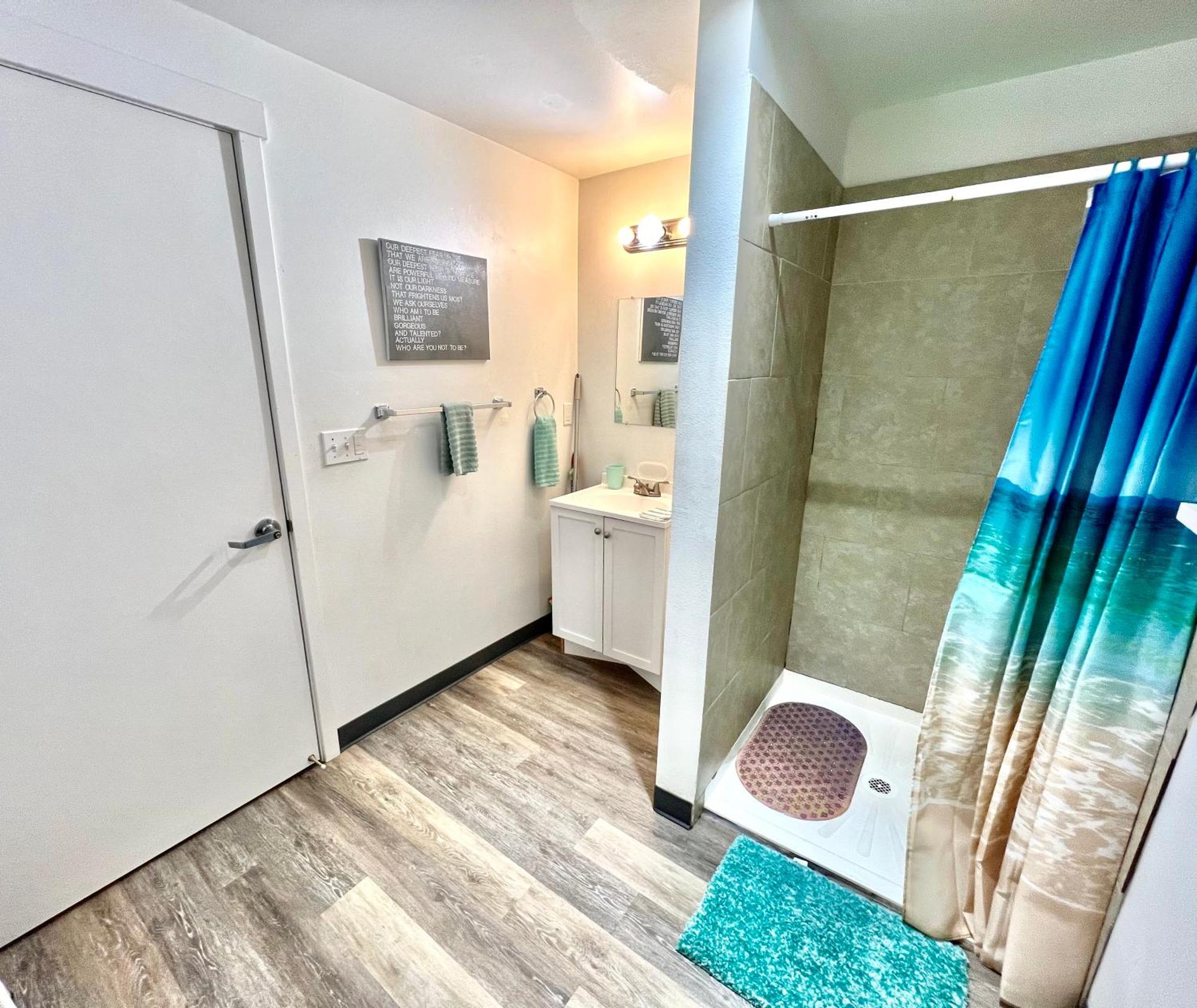 Apartment Private With Shared Bathroom With Another Unit, 10 Minutes Walk To Of Washington