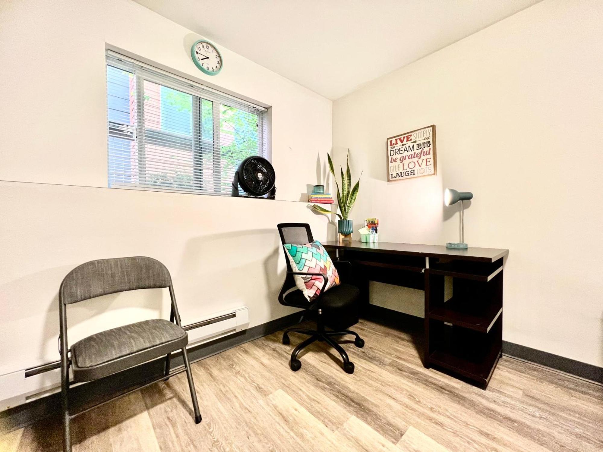 Private With Shared Bathroom With Another Unit, 10 Minutes Walk To Of Washington *