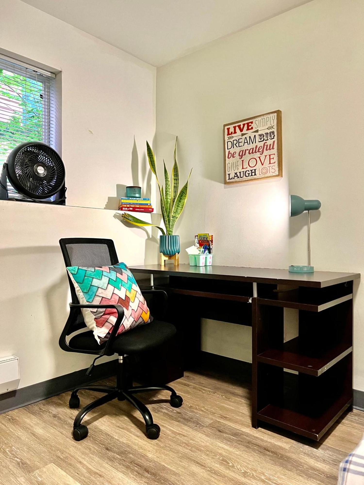 Apartment Private With Shared Bathroom With Another Unit, 10 Minutes Walk To Of Washington *