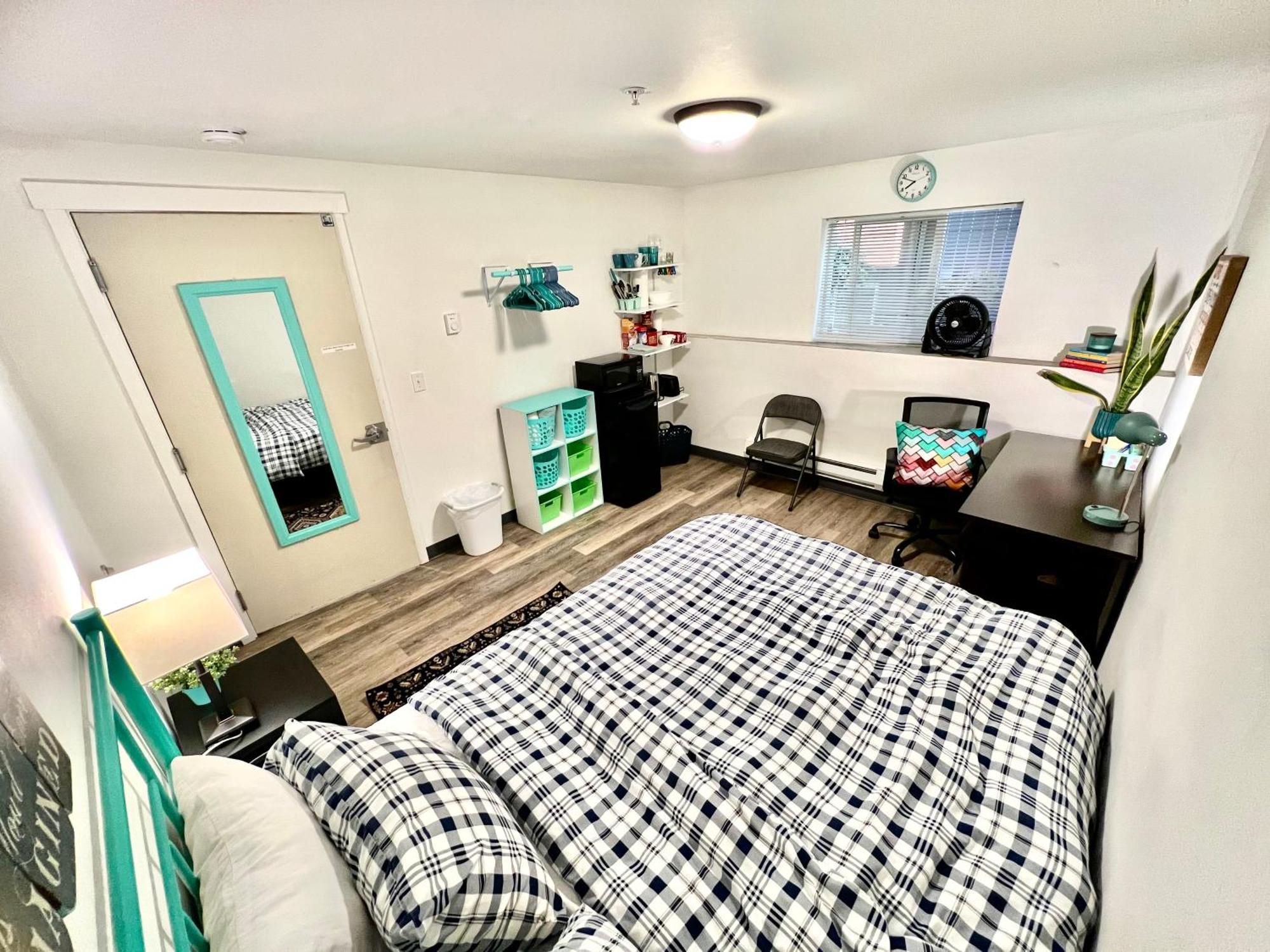 Apartment Private With Shared Bathroom With Another Unit, 10 Minutes Walk To Of Washington Seattle