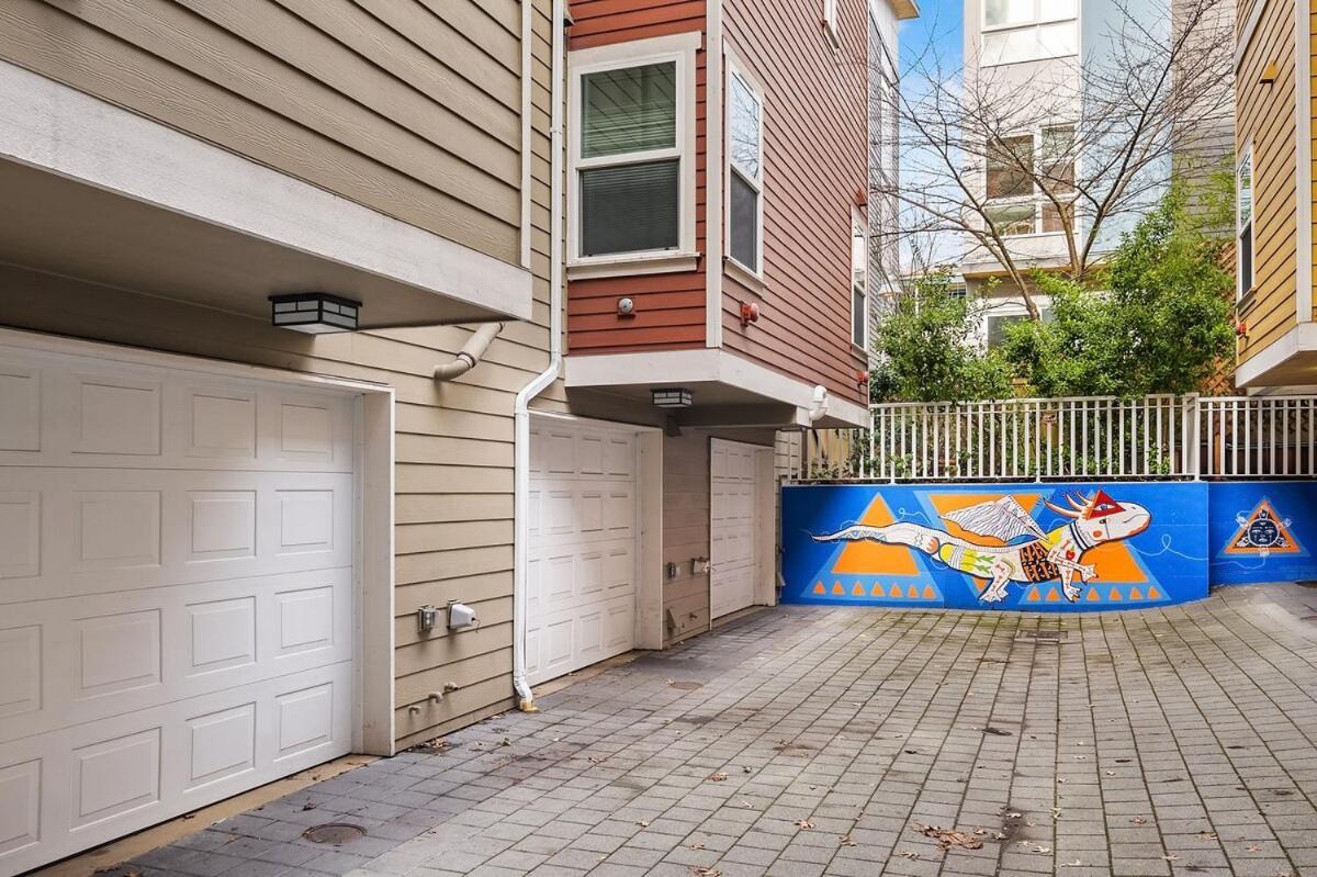 Cheerful Capitol Hill Ac And 98 Walk Score Holiday home *