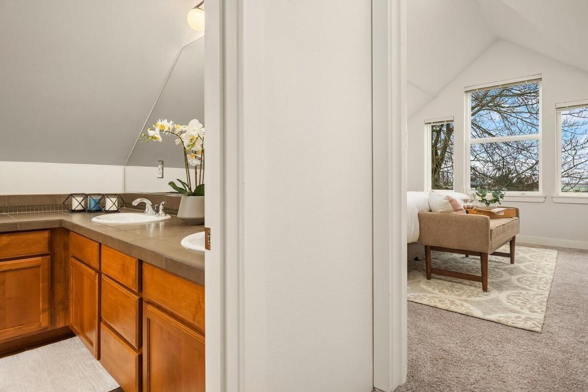 Cheerful Capitol Hill Ac And 98 Walk Score Holiday home