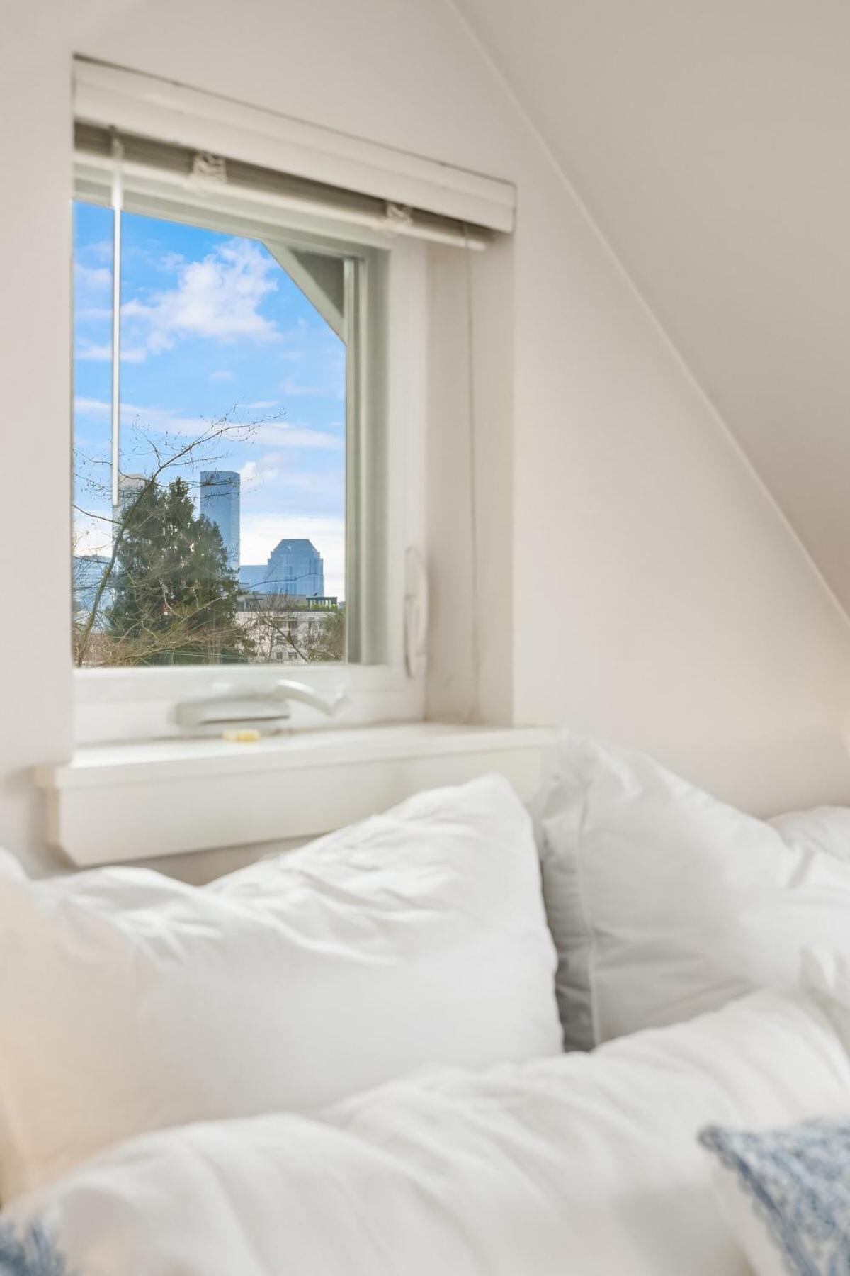 Cheerful Capitol Hill Ac And 98 Walk Score Holiday home