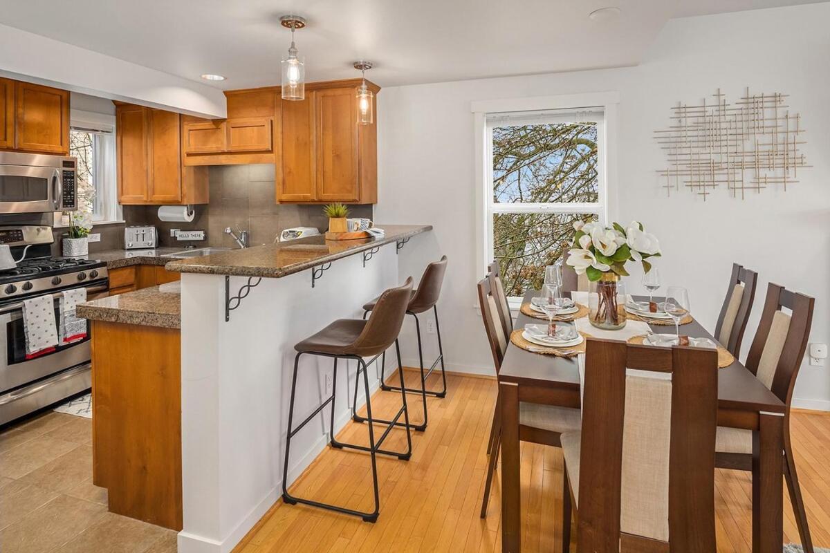 Cheerful Capitol Hill Ac And 98 Walk Score Holiday home *