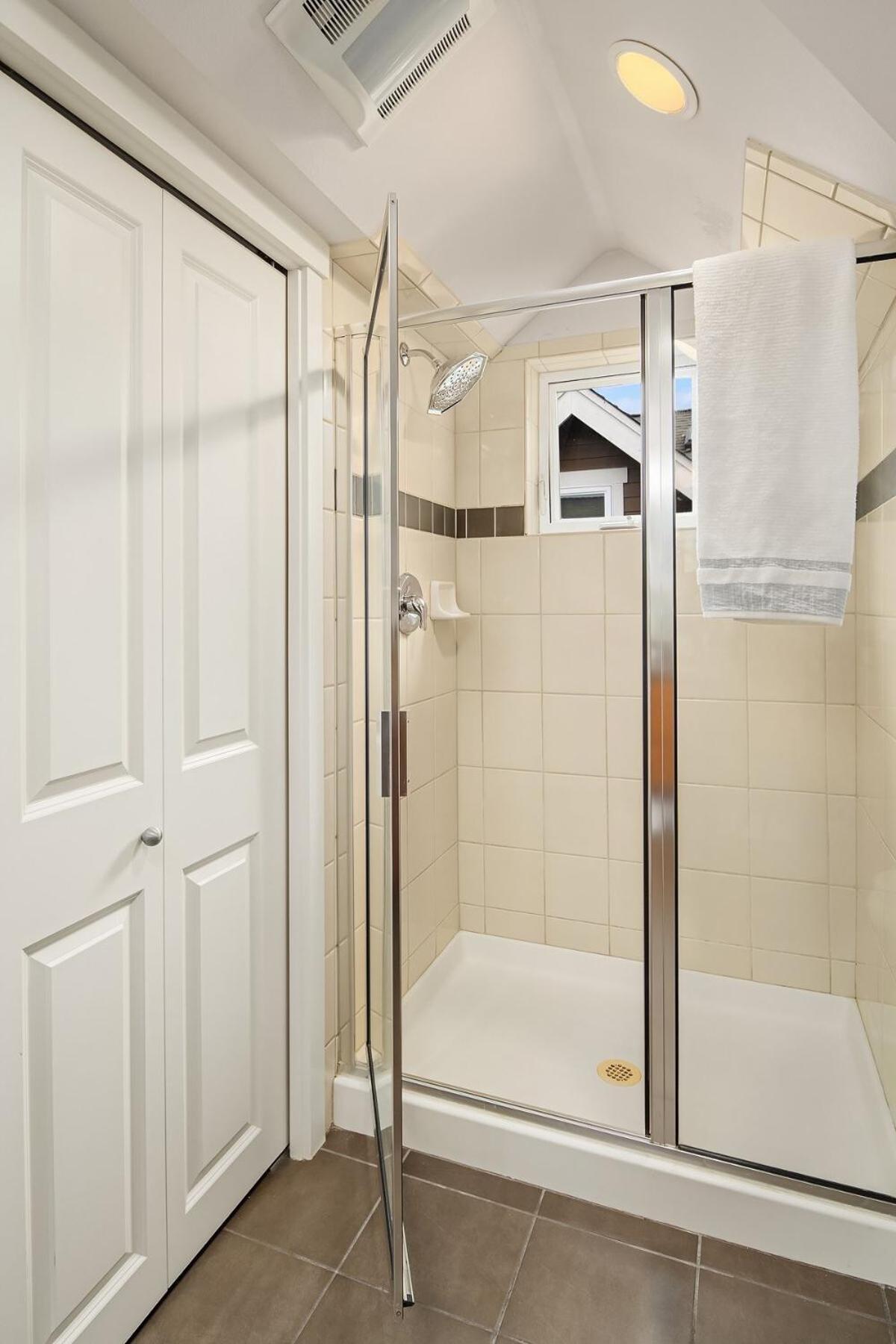 Holiday home Cheerful Capitol Hill Ac And 98 Walk Score *