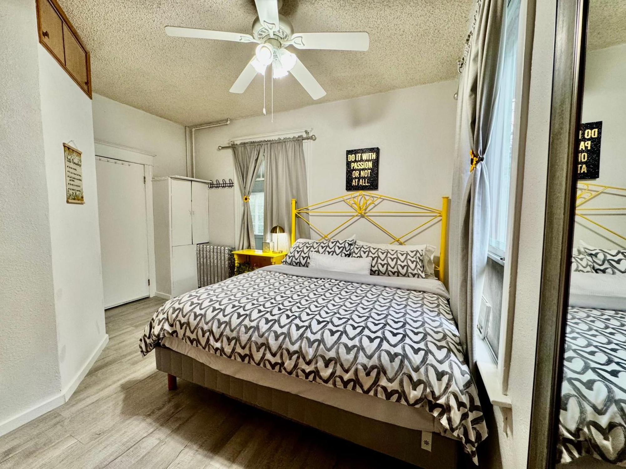 With 2 Bedrooms A King Bed Queen Bed And An Extra Sofa Bed Located 10 Minutes From Seatac Airport And 20 Minutes From Downtown Holiday home Seattle
