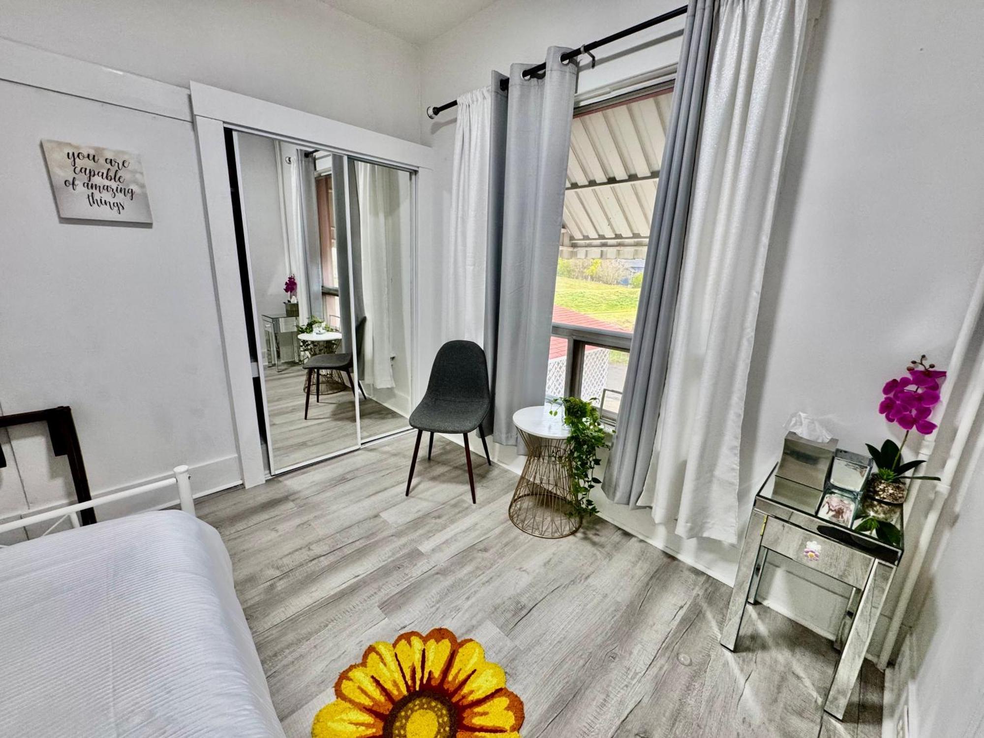 With 2 Bedrooms A King Bed Queen Bed And An Extra Sofa Bed Located 10 Minutes From Seatac Airport And 20 Minutes From Downtown *