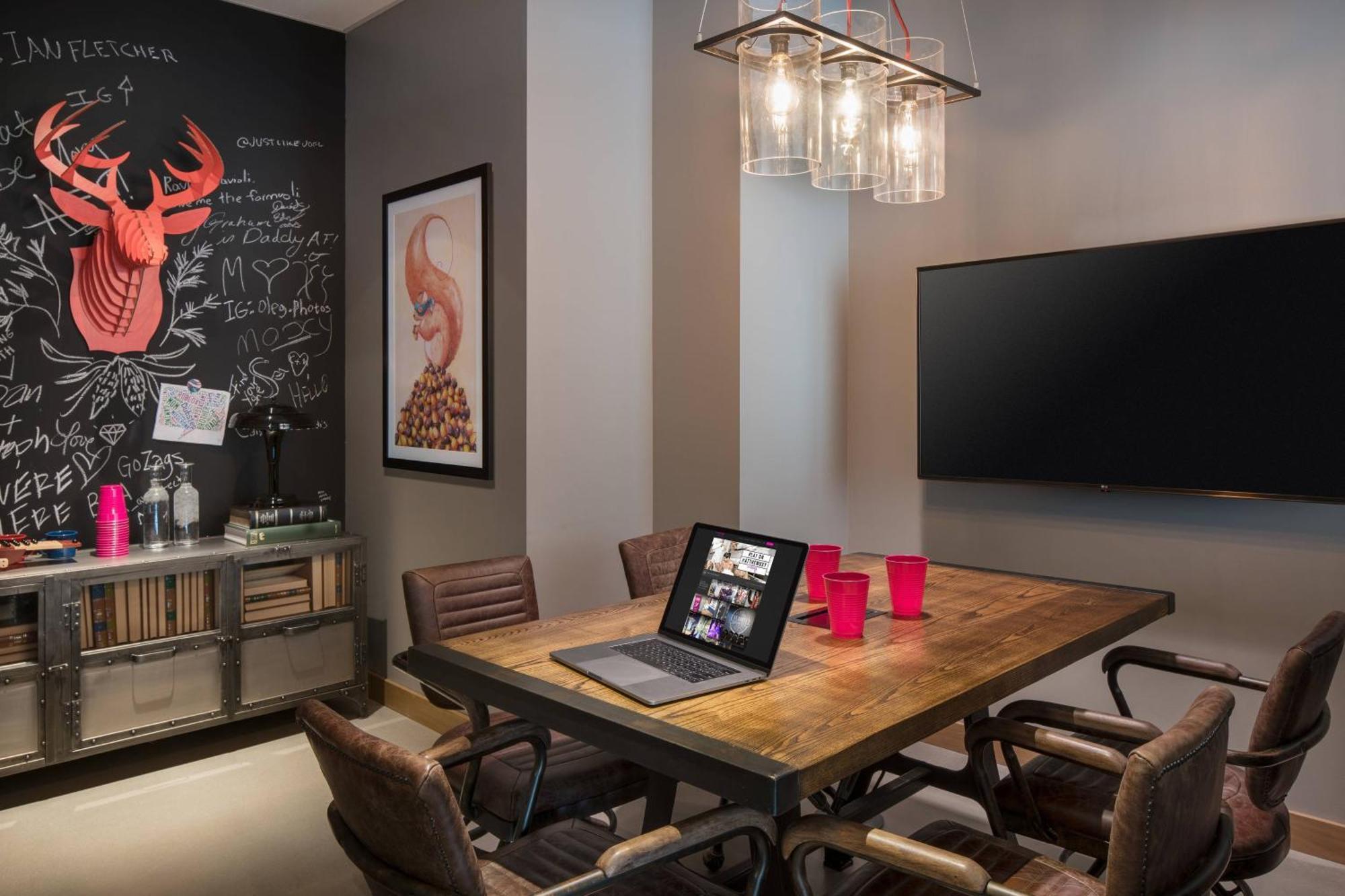 Moxy Downtown 4*
