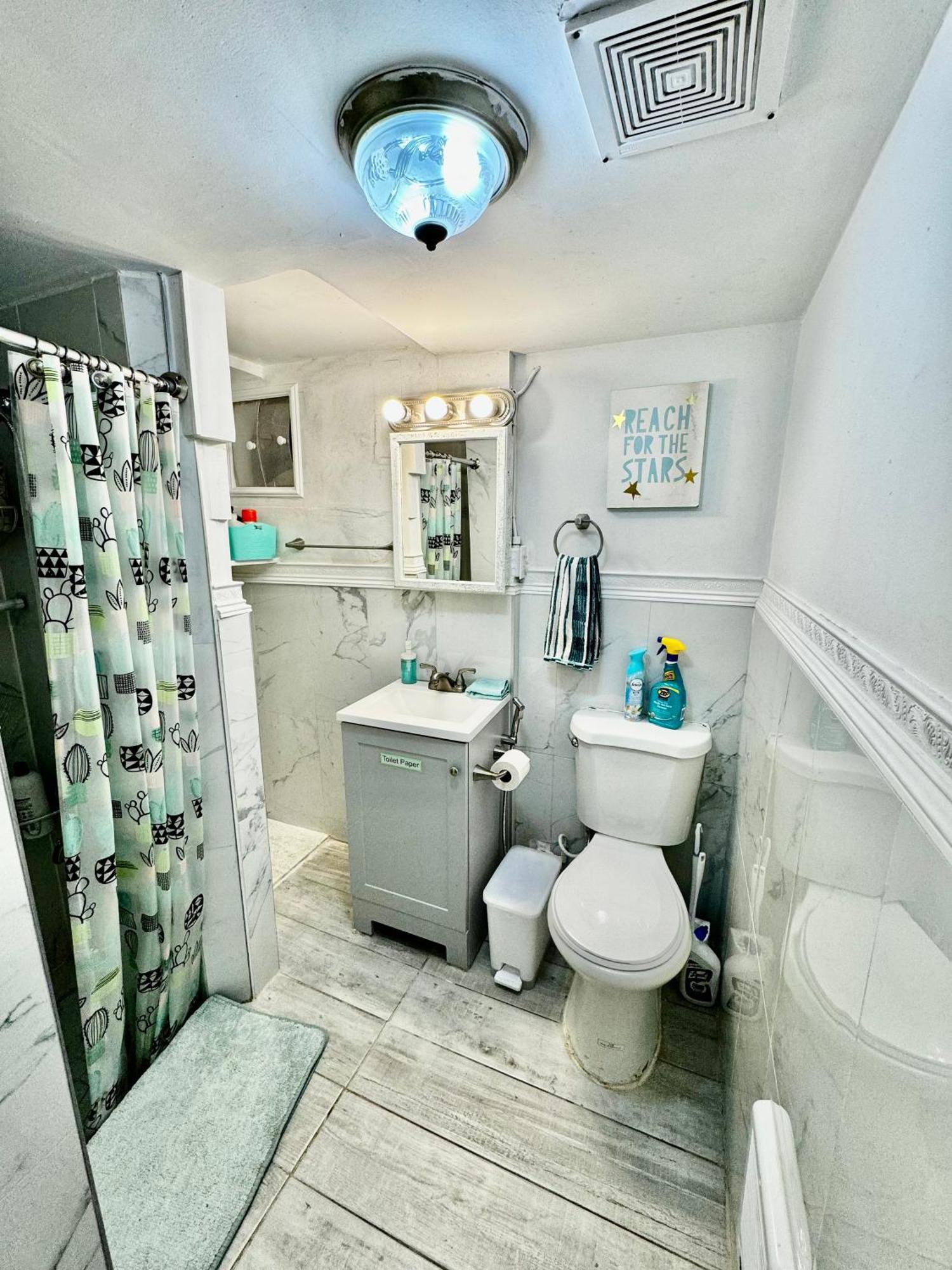 Tiny Private On The 1st Floor With Shared Bathroom 9 Minutes To Seatac Airport Homestay