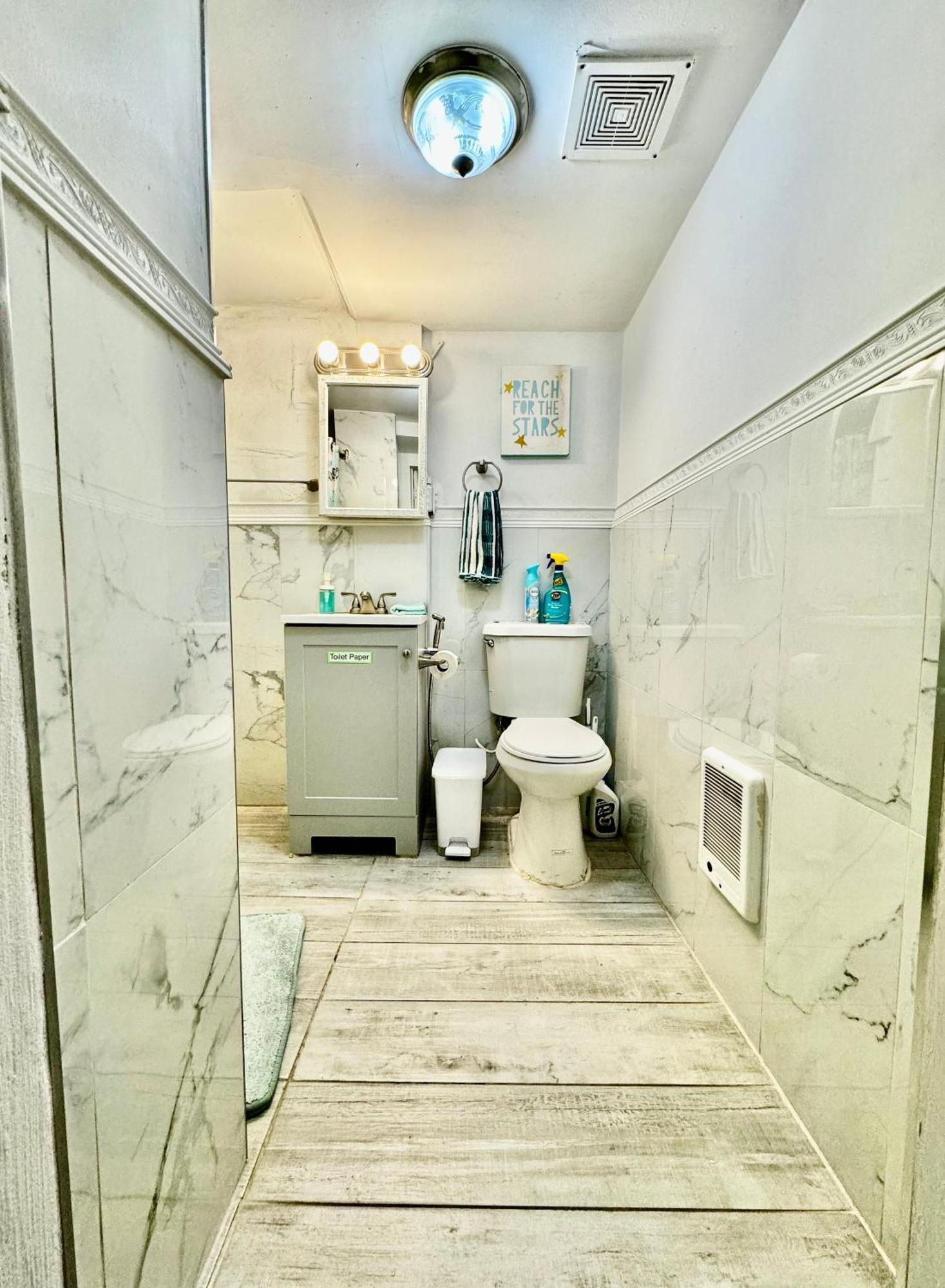 Tiny Private On The 1st Floor With Shared Bathroom 9 Minutes To Seatac Airport Homestay Seattle