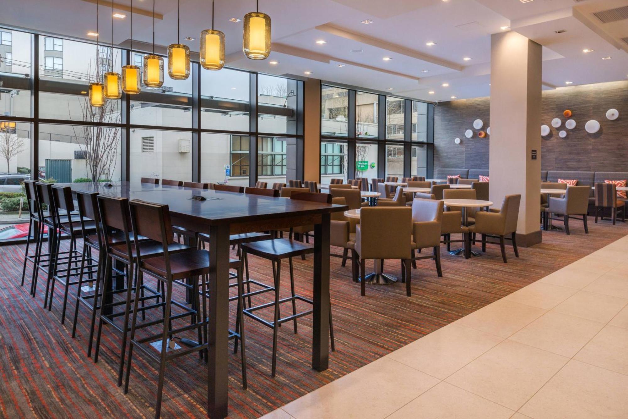 Hotel By Marriott District 3*