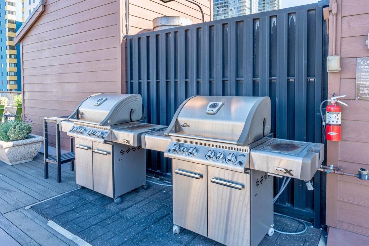 Rooftop W Space Needle View - Free Garage Parking Apartment Seattle