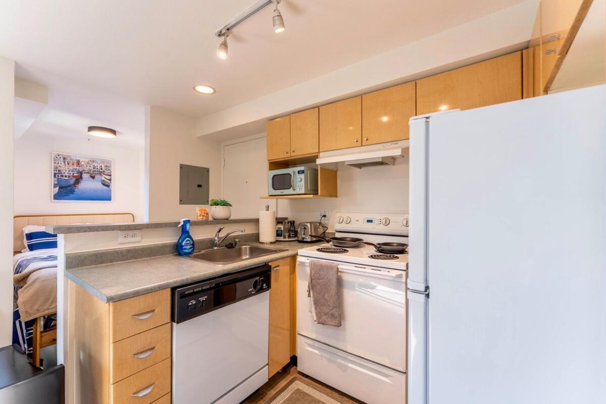 Rooftop W Space Needle View - Free Garage Parking Apartment *