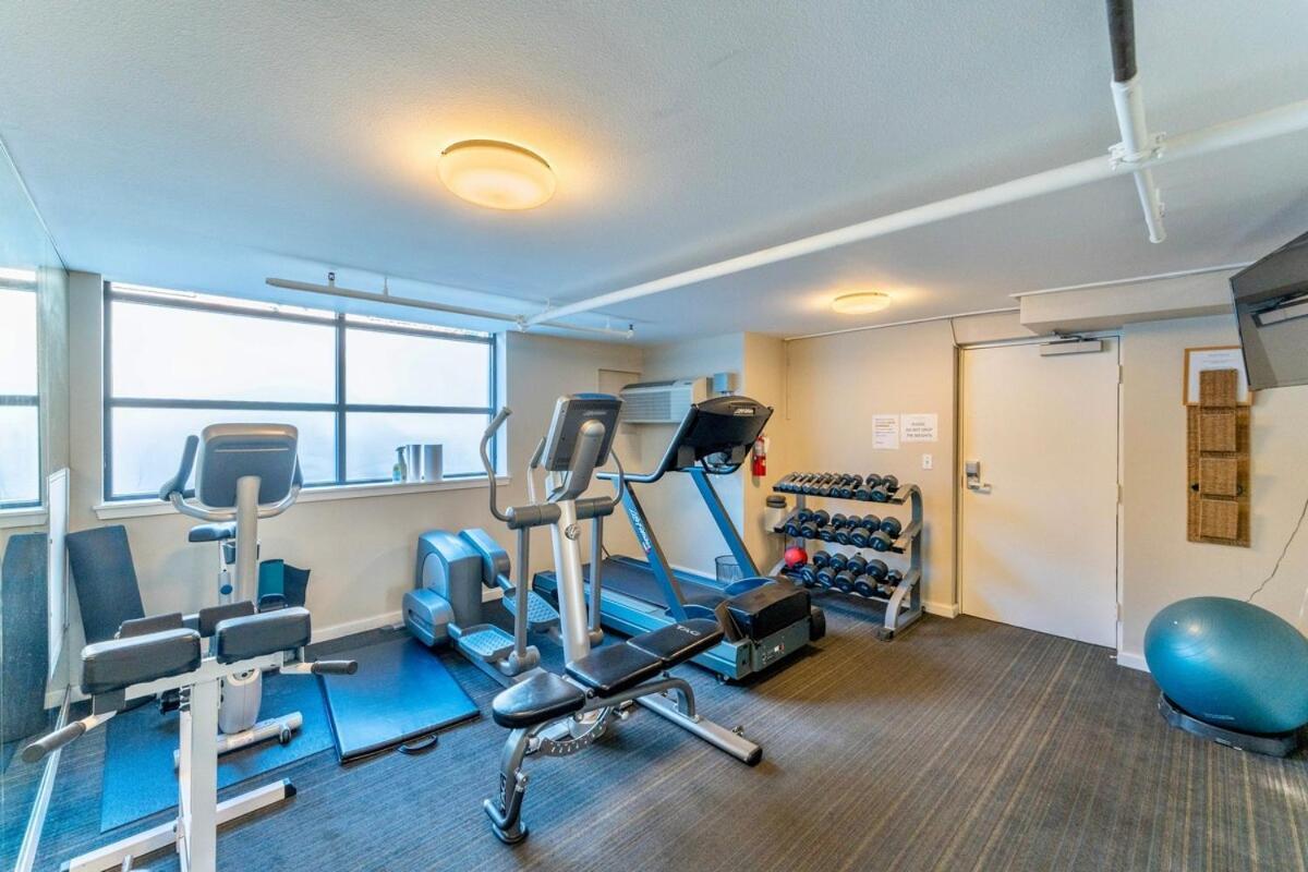 Rooftop W Space Needle View - Free Garage Parking * Seattle