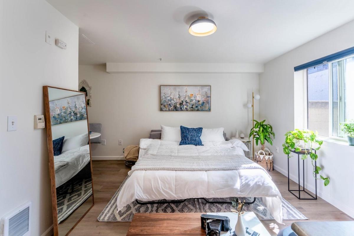 Rooftop W Space Needle View - Free Garage Parking Apartment *