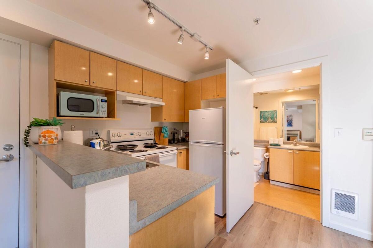 Rooftop W Space Needle View - Free Garage Parking Apartment *