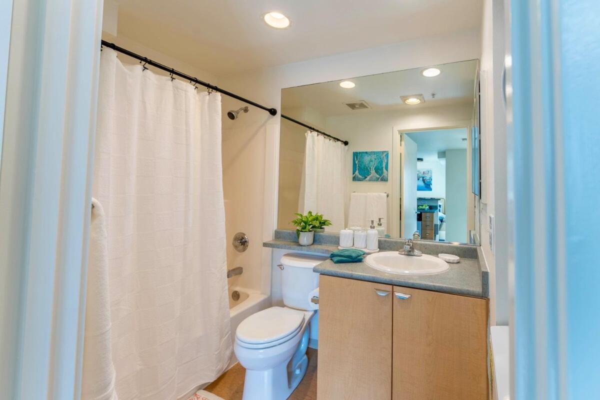 Rooftop W Space Needle View - Free Garage Parking * Seattle