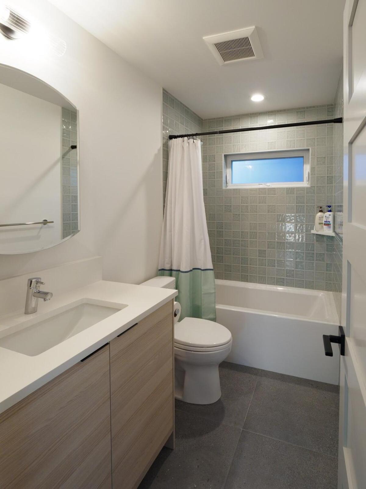 Steps To Alki With Water Views Rooftop Deck Holiday home *