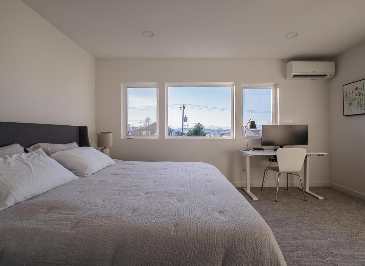 Steps To Alki With Water Views Rooftop Deck *