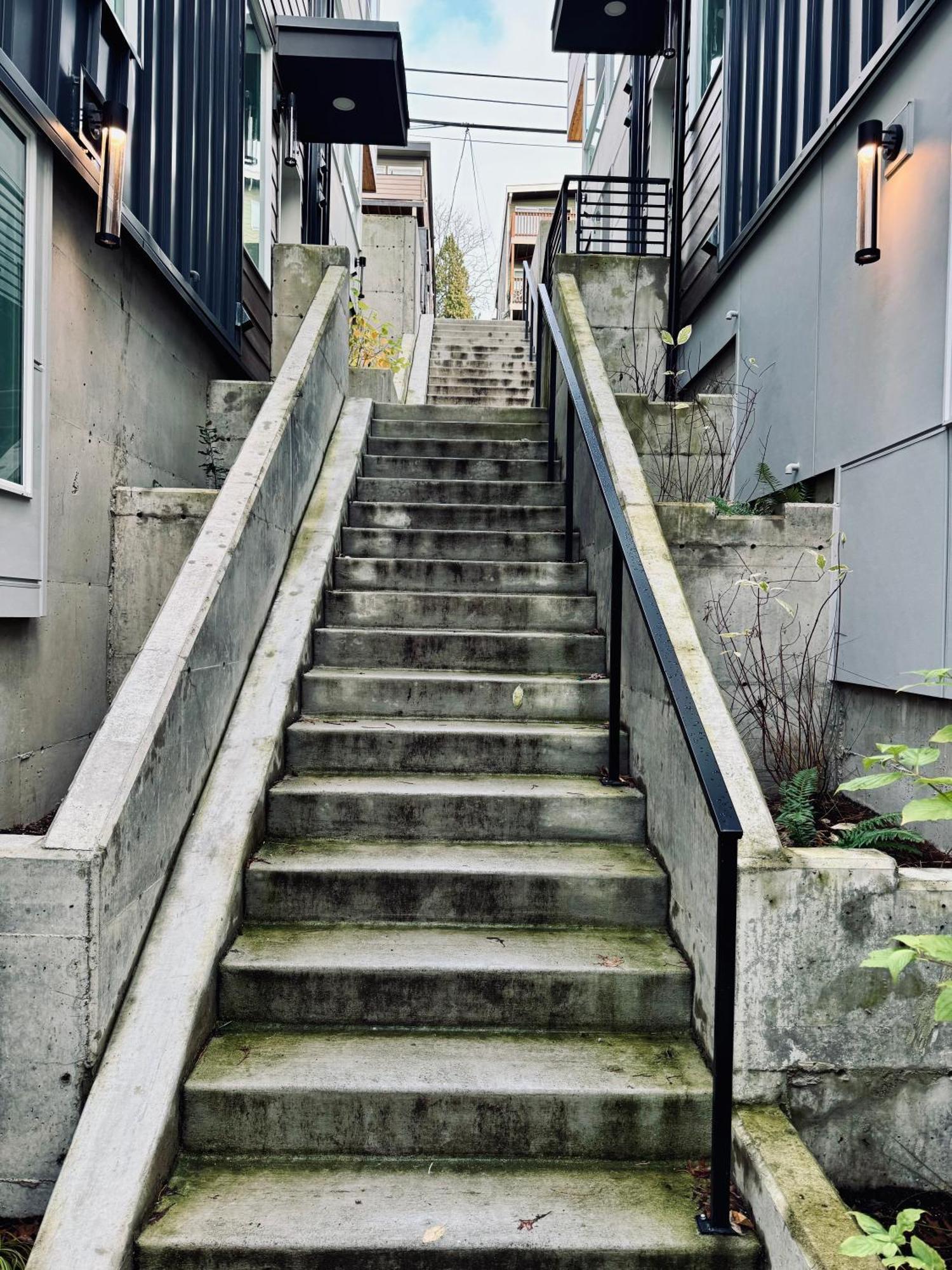 Luxe & Bright Gem - Prime Location, Roof Deck, View *