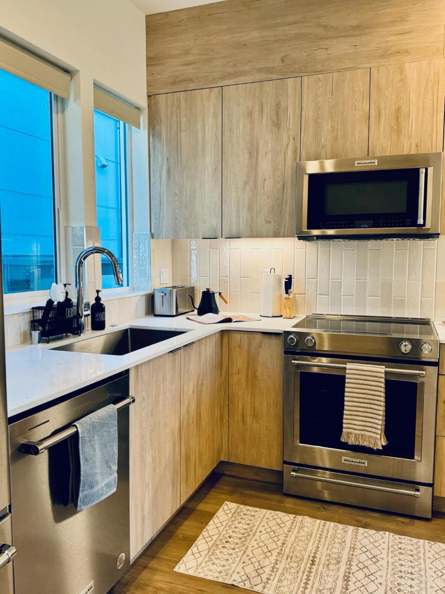 Luxe & Bright Gem - Prime Location, Roof Deck, View Apartment