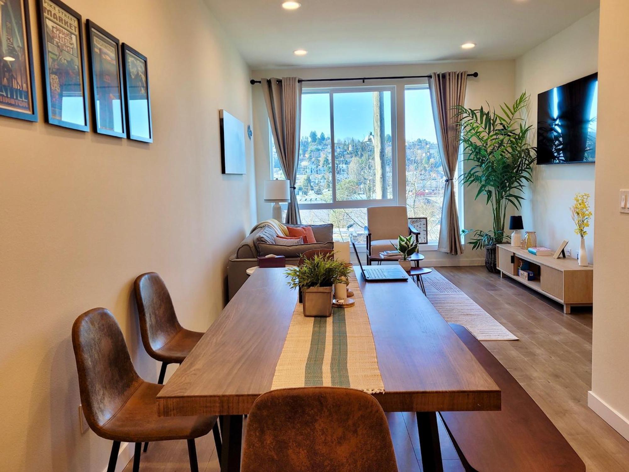Apartment Luxe & Bright Gem - Prime Location, Roof Deck, View