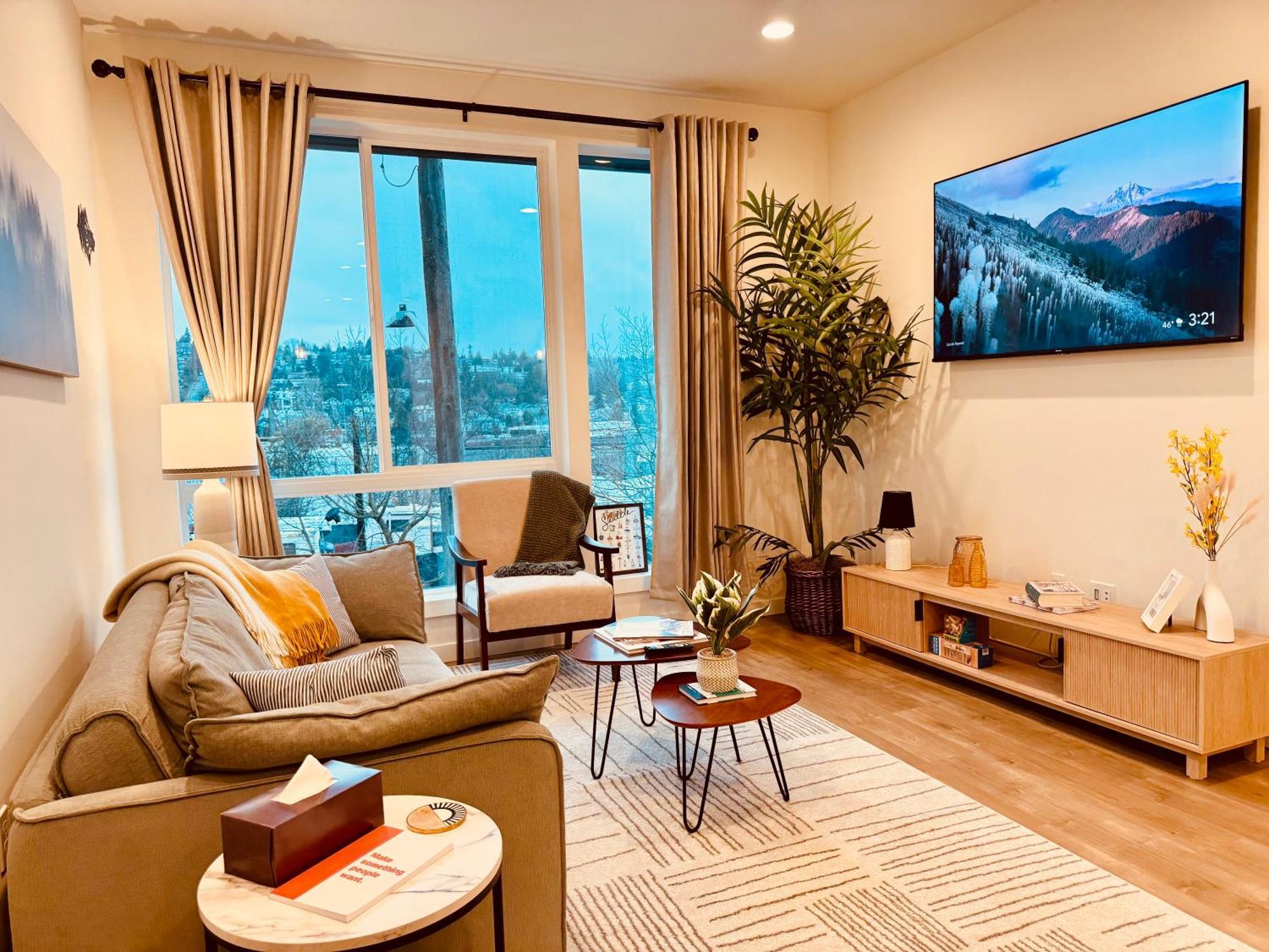 Luxe & Bright Gem - Prime Location, Roof Deck, View *