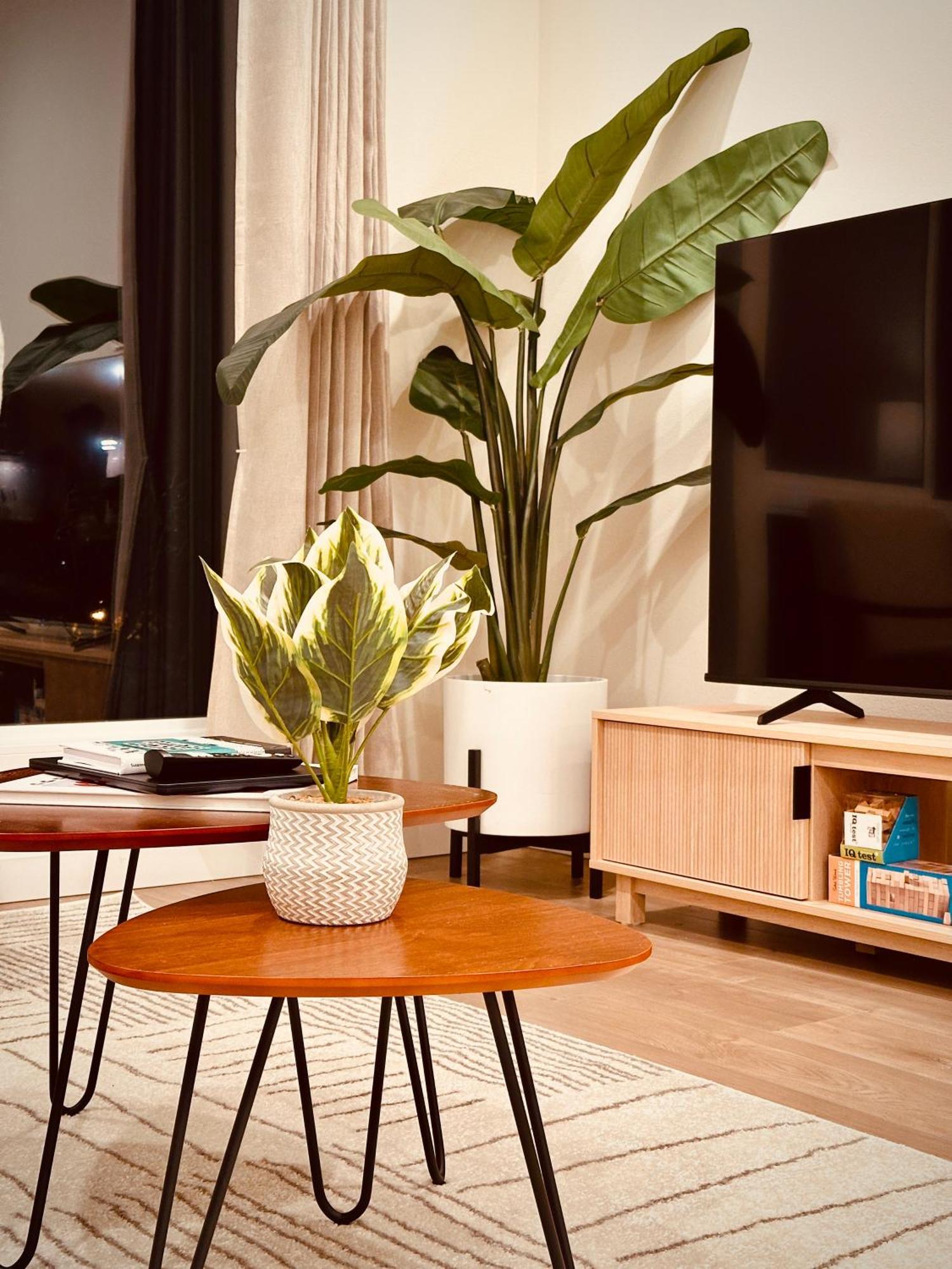 Luxe & Bright Gem - Prime Location, Roof Deck, View Apartment