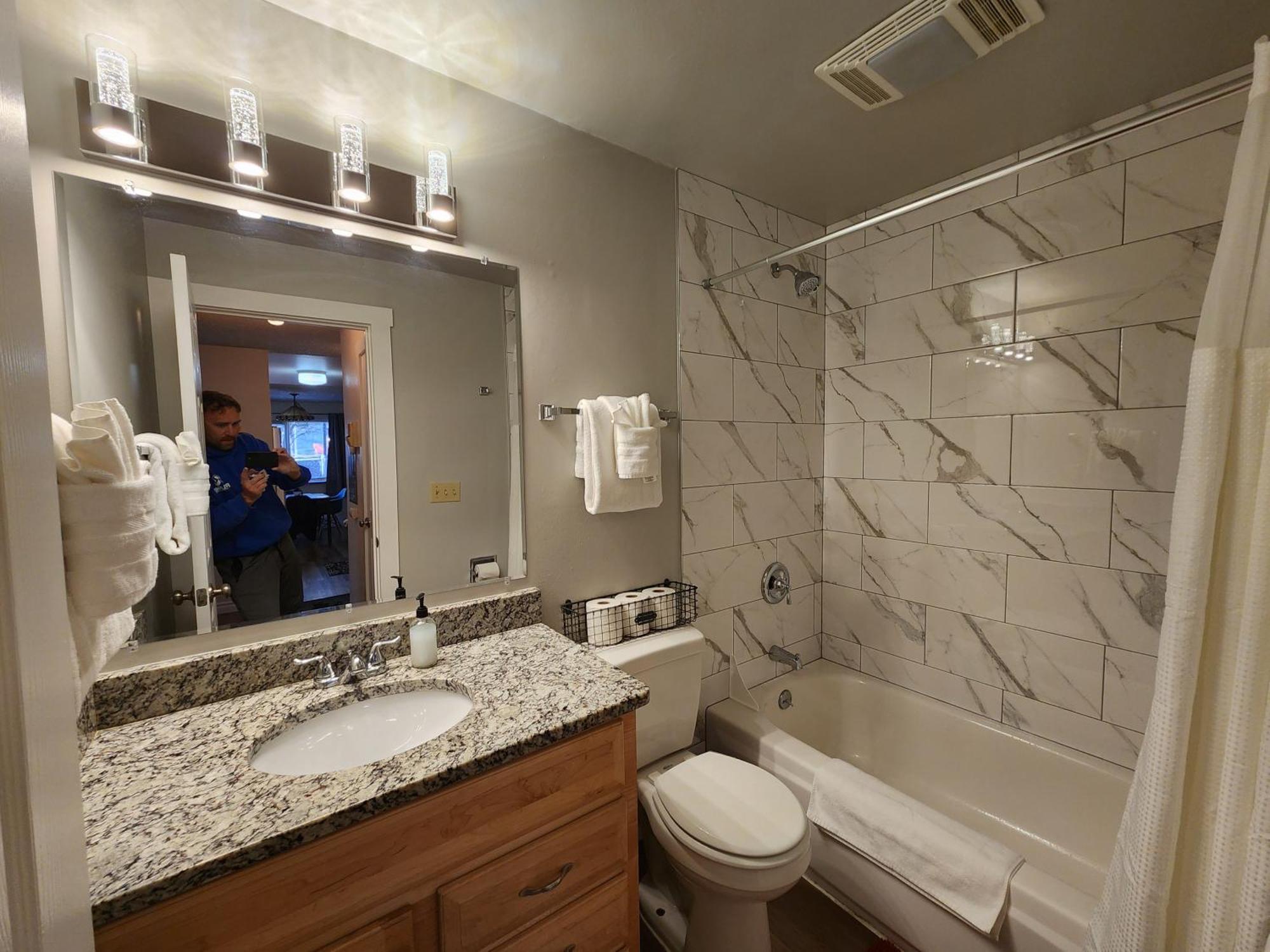 Apartment Spacious 1 Bed + // Free Parking // Zen Patio *