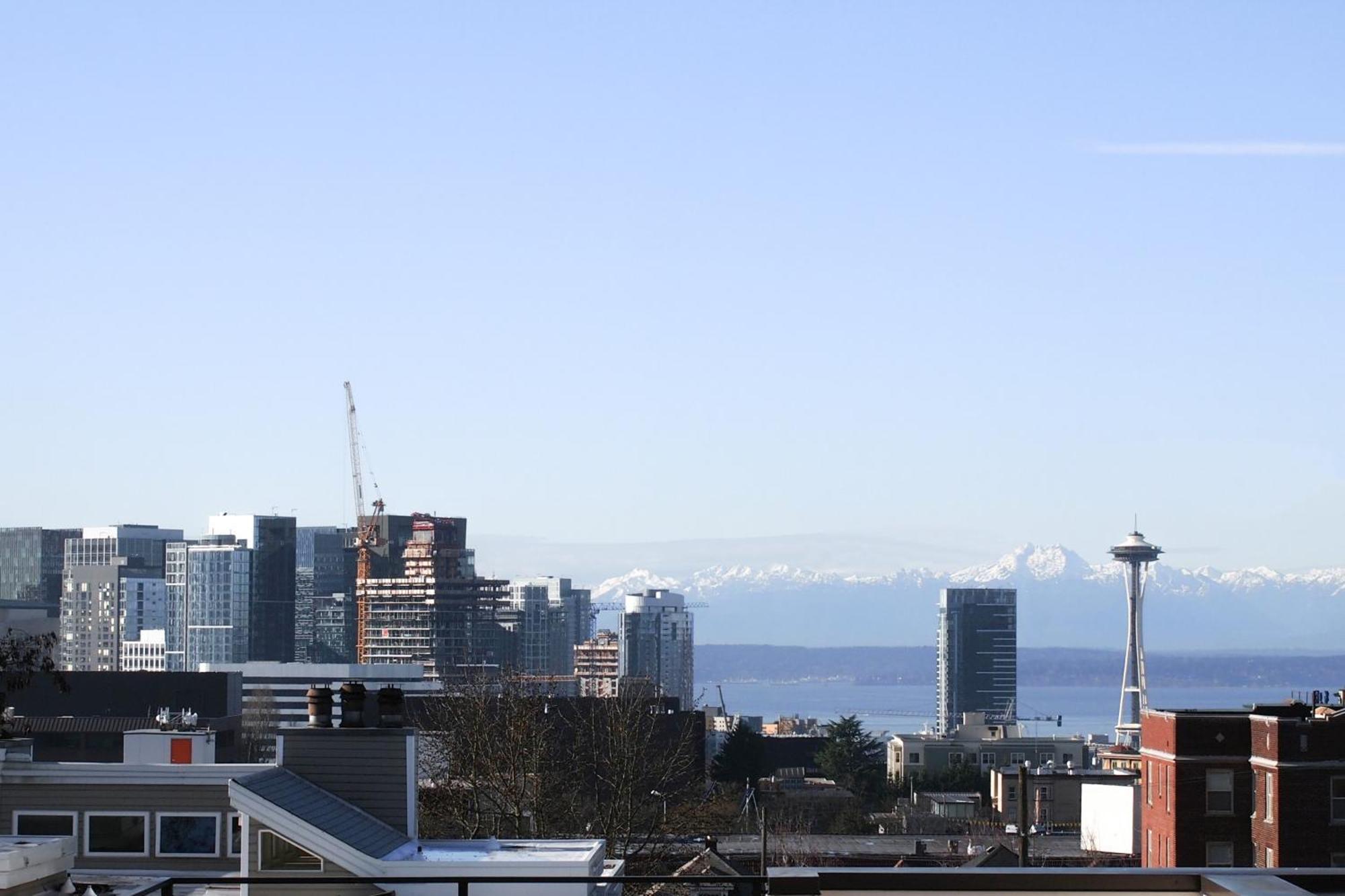 Rooftop Views Of The Space Needle, Sound, & Holiday home *