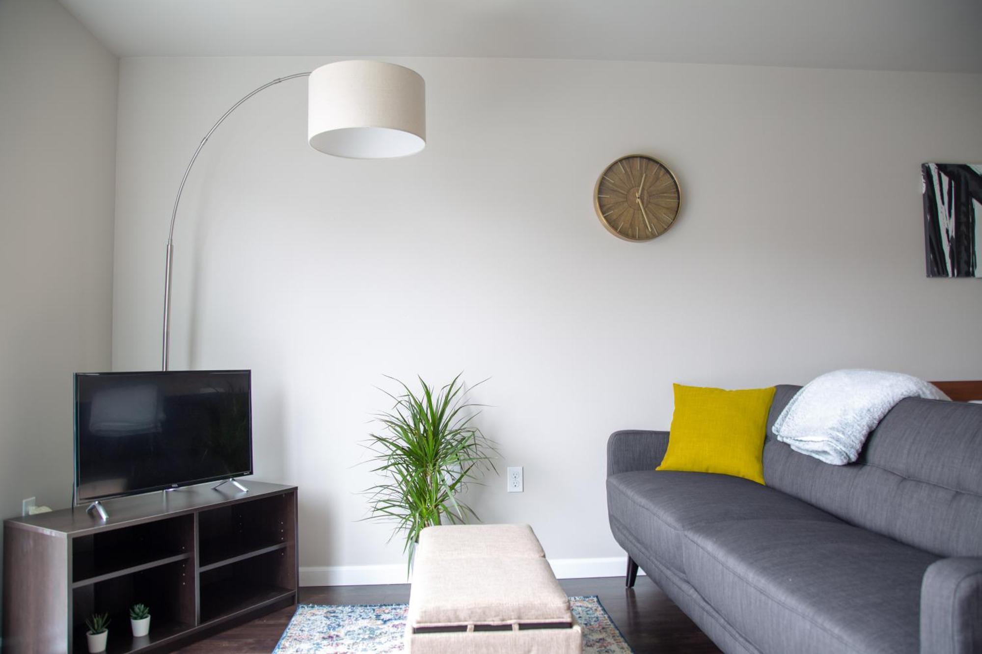 Capitol Hill Modern With Free Parking! *