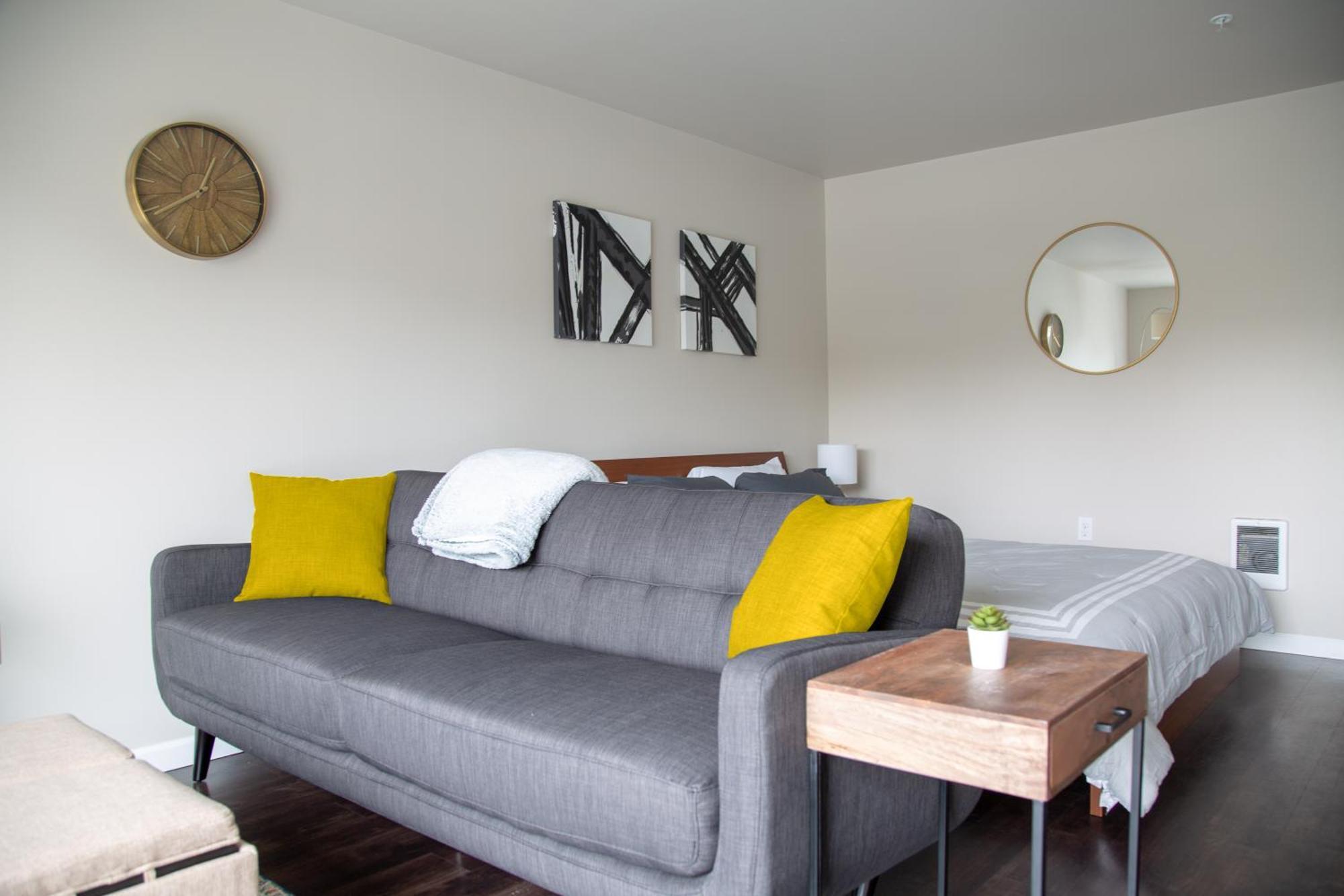 Capitol Hill Modern With Free Parking!
