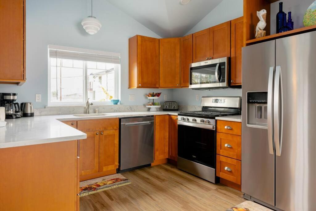 Alki Cottage, New, 2 Bedrooms, 2 Bathrooms, Near Beach, Ac, Wd, Parking * Seattle
