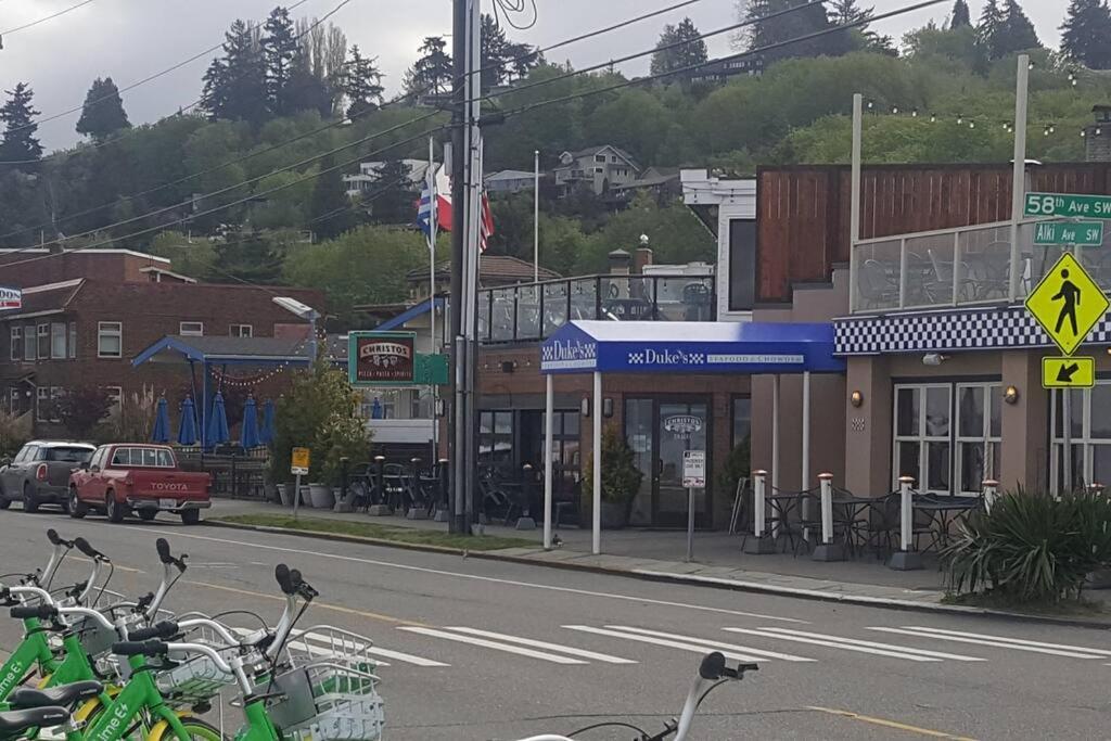 Alki Cottage, New, 2 Bedrooms, 2 Bathrooms, Near Beach, Ac, Wd, Parking Holiday home Seattle