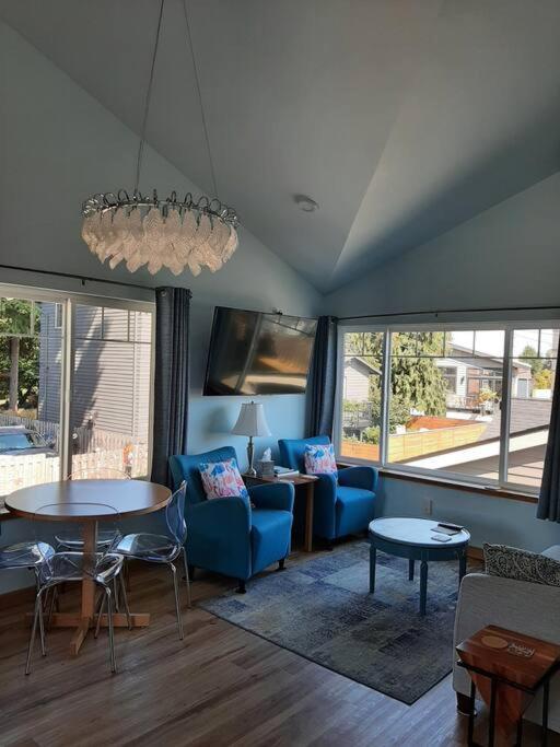 Alki Cottage, New, 2 Bedrooms, 2 Bathrooms, Near Beach, Ac, Wd, Parking * Seattle